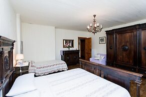 Podere Caldaruccio La Pineta - 26 People Cottage e Villa