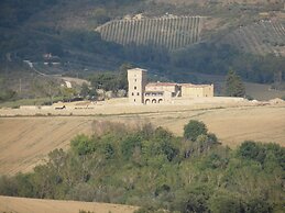 Podere Caldaruccio La Pineta - 26 People Cottage e Villa