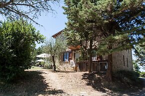 Podere Caldaruccio La Pineta - 26 People Cottage e Villa