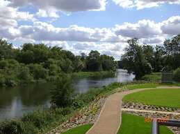 Meadow View Apt 2BR & 2 Bath Parking Near St Neots