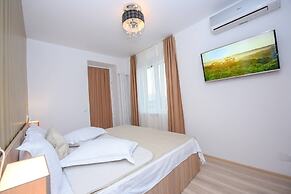 Privilege Apartment - Two Bedrooms - 5 Guests - Cismigiu Gardens