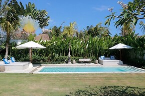 Amazing Villa With Pool and Huge Lawn