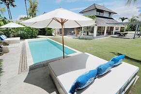 Amazing Villa With Pool and Huge Lawn