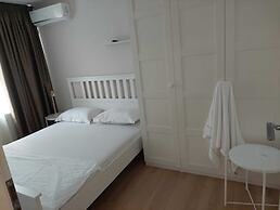 Yellow Apartment - Cismigiu Gardens