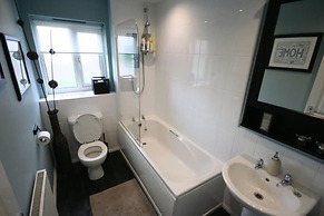 Contractorscleancharming 2-bed House in Coventry
