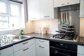 Contractorscleancharming 2-bed House in Coventry