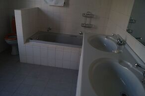 Miraton Eastgate Suites