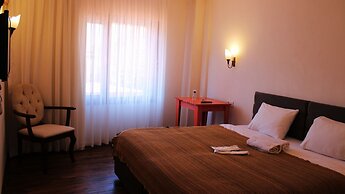 Pir Efes Konakları