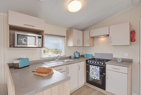 Caravan - Sleeps4-pet Friendly-parking Available