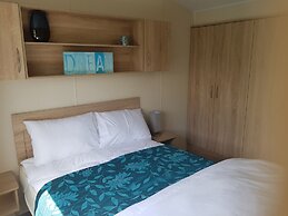 Caravan - Sleeps4-pet Friendly-parking Available