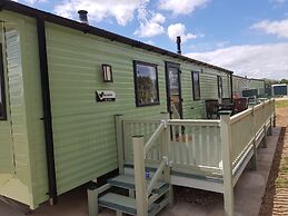 Caravan - Sleeps4-pet Friendly-parking Available