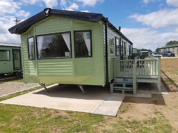 Caravan - Sleeps4-pet Friendly-parking Available