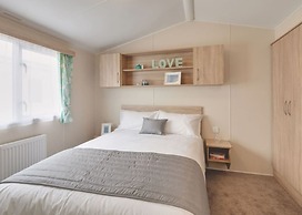 Caravan - Sleeps4-pet Friendly-parking Available