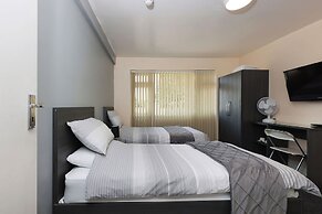 OYO Honeycroft Lodge, Uxbridge