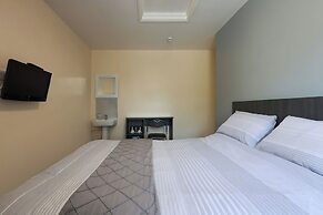 OYO Honeycroft Lodge, Uxbridge