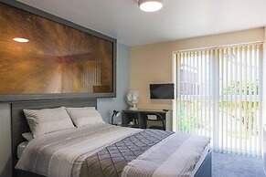 OYO Honeycroft Lodge, Uxbridge