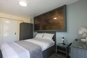 OYO Honeycroft Lodge, Uxbridge