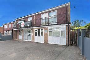 OYO Honeycroft Lodge, Uxbridge