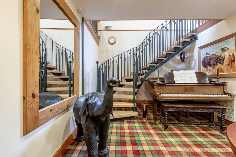 Luxury Duplex, Sleeps 2- Hot Tub, Balcony, Parking