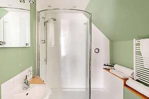 Luxury Duplex, Sleeps 2- Hot Tub, Balcony, Parking
