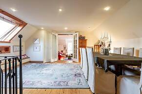 Luxury Duplex, Sleeps 2- Hot Tub, Balcony, Parking