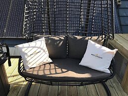Luxury Duplex, Sleeps 2- Hot Tub, Balcony, Parking