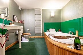 Luxury Duplex, Sleeps 2- Hot Tub, Balcony, Parking