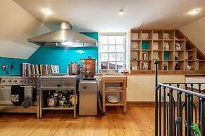 Luxury Duplex, Sleeps 2- Hot Tub, Balcony, Parking