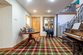 Luxury Duplex, Sleeps 2- Hot Tub, Balcony, Parking