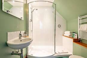 Luxury Duplex, Sleeps 2- Hot Tub, Balcony, Parking