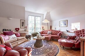 Luxury Duplex, Sleeps 2- Hot Tub, Balcony, Parking