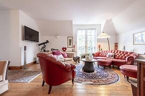 Luxury Duplex, Sleeps 2- Hot Tub, Balcony, Parking