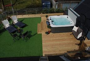 Luxury Duplex, Sleeps 2- Hot Tub, Balcony, Parking