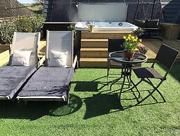 Luxury Duplex, Sleeps 2- Hot Tub, Balcony, Parking