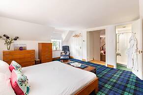 Luxury Duplex, Sleeps 2- Hot Tub, Balcony, Parking