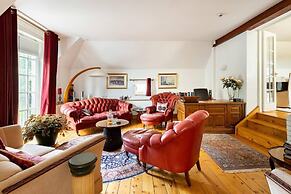 Luxury Duplex, Sleeps 2- Hot Tub, Balcony, Parking