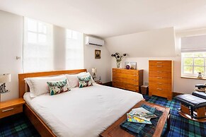 Luxury Duplex, Sleeps 2- Hot Tub, Balcony, Parking