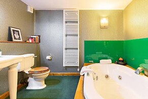 Luxury Duplex, Sleeps 2- Hot Tub, Balcony, Parking