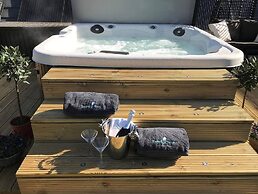 Luxury Duplex, Sleeps 2- Hot Tub, Balcony, Parking