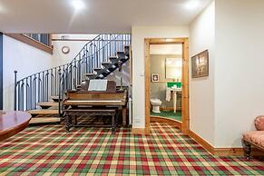 Luxury Duplex, Sleeps 2- Hot Tub, Balcony, Parking