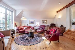 Luxury Duplex, Sleeps 2- Hot Tub, Balcony, Parking