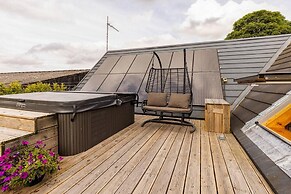 Luxury Duplex, Sleeps 2- Hot Tub, Balcony, Parking