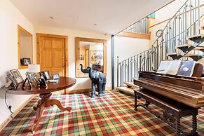 Luxury Duplex, Sleeps 2- Hot Tub, Balcony, Parking