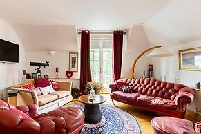 Luxury Duplex, Sleeps 2- Hot Tub, Balcony, Parking
