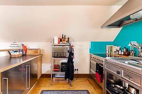 Luxury Duplex, Sleeps 2- Hot Tub, Balcony, Parking