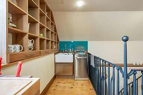 Luxury Duplex, Sleeps 2- Hot Tub, Balcony, Parking