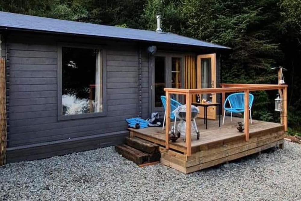 Off Grid Cabin Sleeps 2, Pets Ok, 20 min to Dunoon
