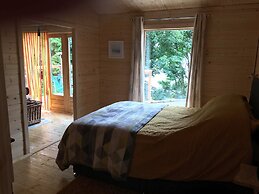 Off Grid Cabin Sleeps 2, Pets Ok, 20 min to Dunoon