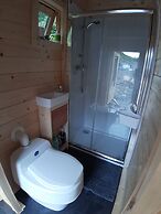 Off Grid Cabin Sleeps 2, Pets Ok, 20 min to Dunoon
