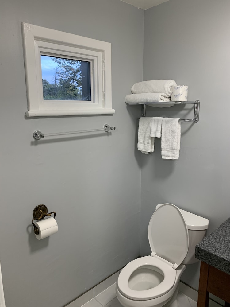 Champlain Motor Inn